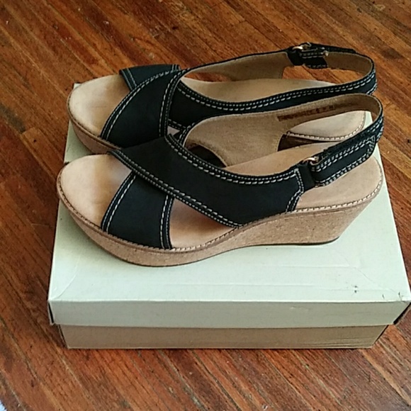 Woman Shoes - Picture 2 of 4